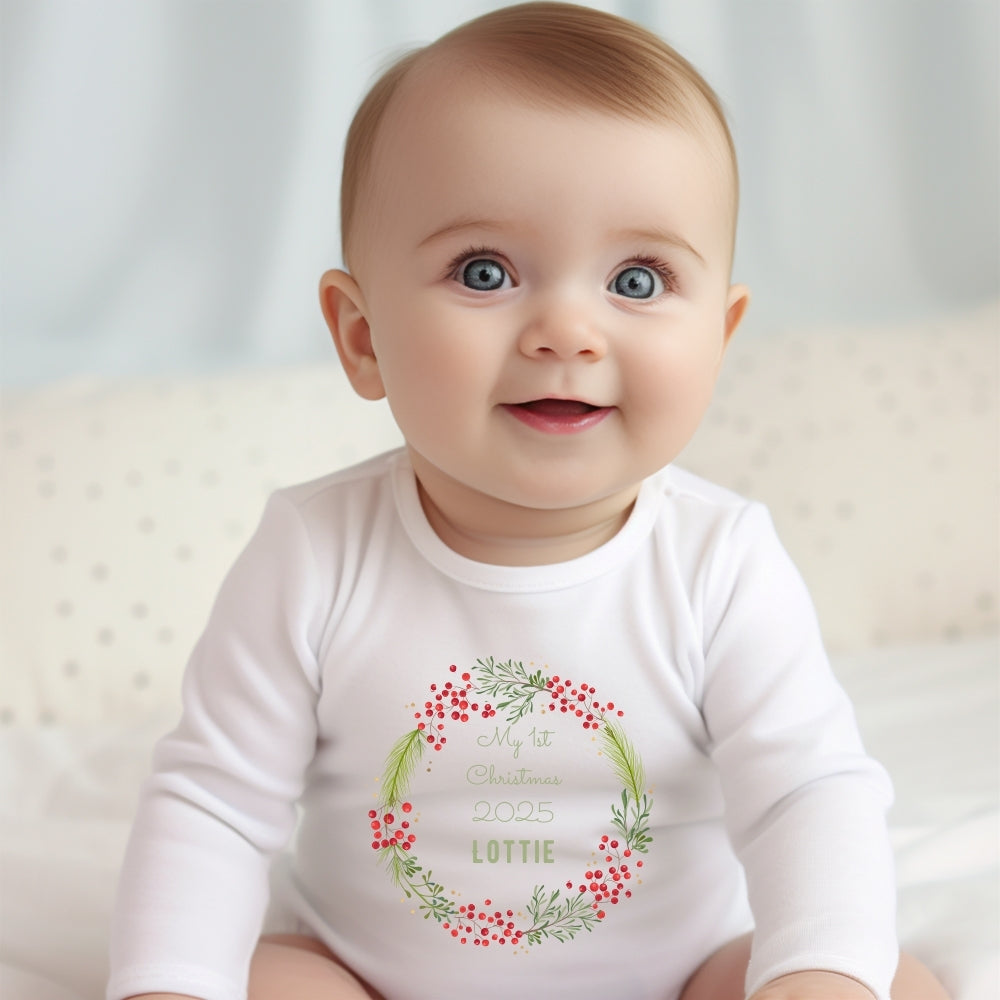 Personalisierbares Baby-Outfit zum ersten Weihnachten – Beerenkranz-Design