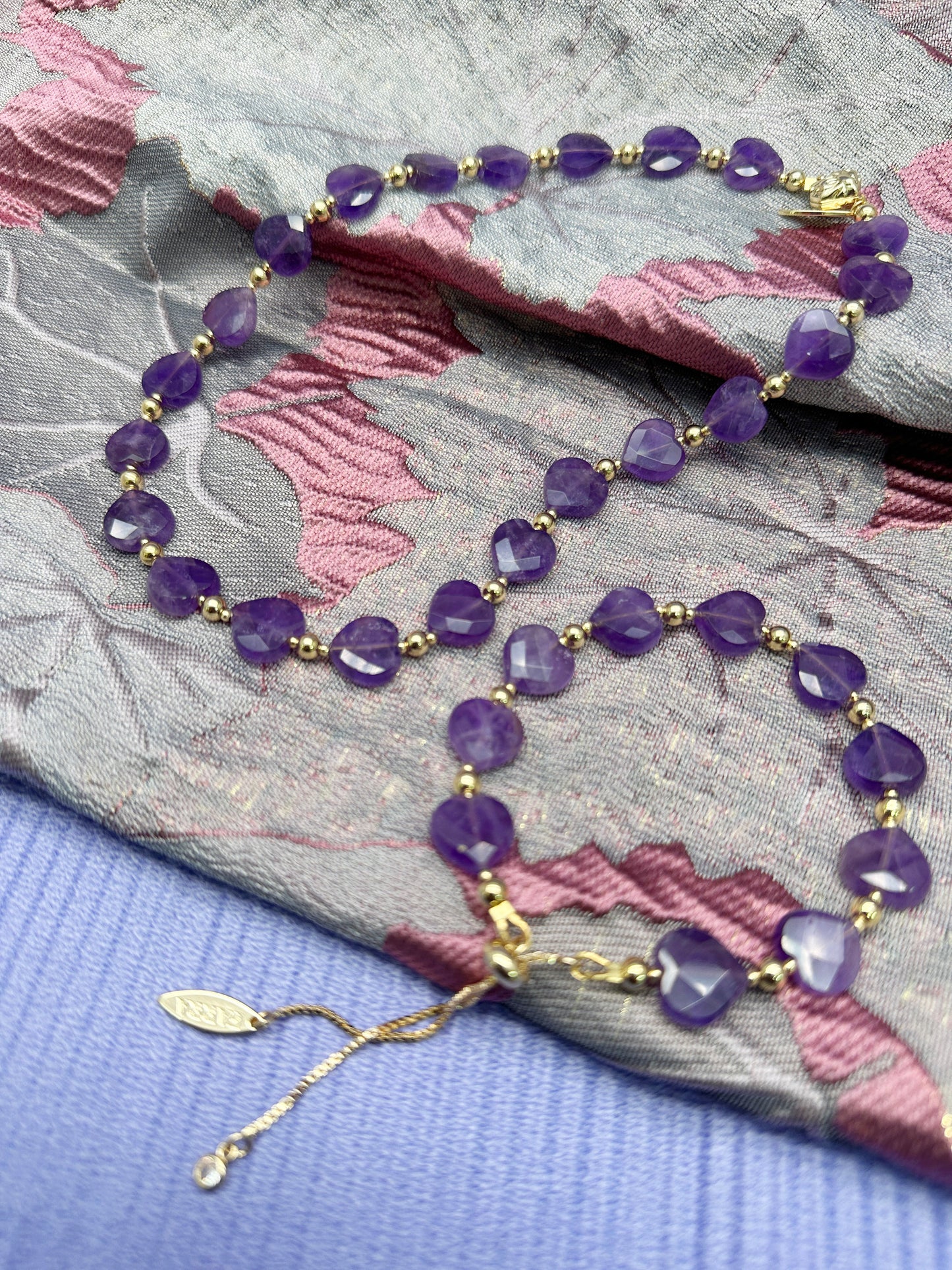 Verstellbares Amethyst-Armband mit Herzanhängern