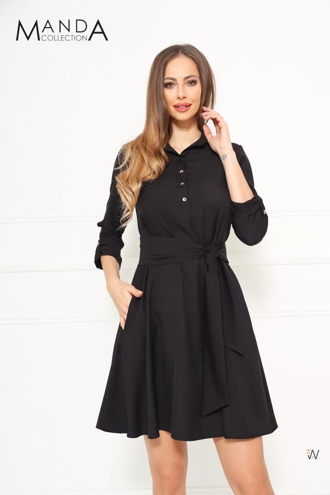 Schwarzes Kleid mit Kragen und Gürtel