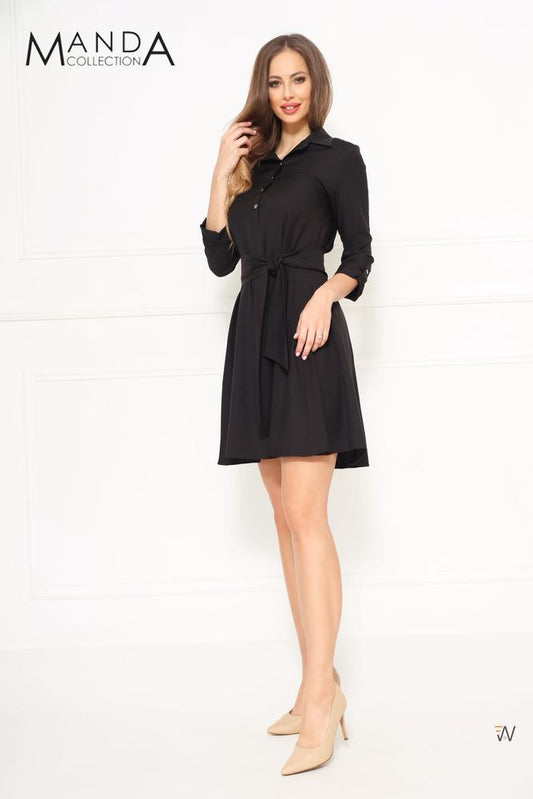 Schwarzes Kleid mit Kragen und Gürtel