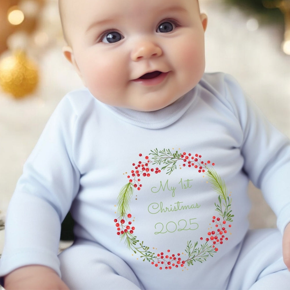 Personalisierbares Baby-Outfit zum ersten Weihnachten – Beerenkranz-Design
