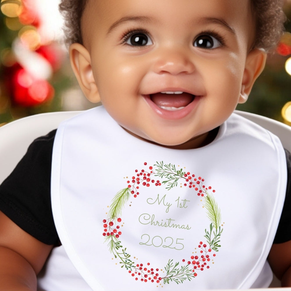 Personalisierbares Baby-Outfit zum ersten Weihnachten – Beerenkranz-Design