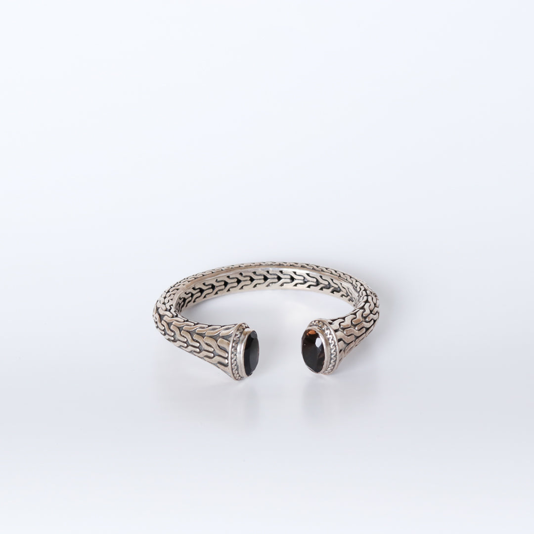Silberarmreif mit gefassten schwarzen Steinen