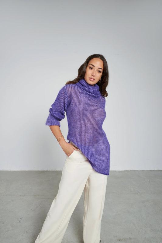 Airy-Strickpullover mit hohem Kragen – Violett-0