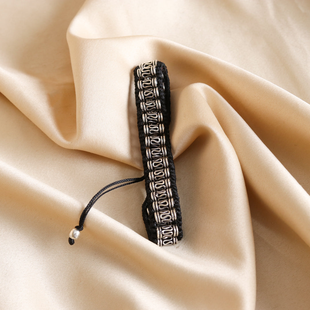 Elegantes Armband – Handgearbeitet mit Silbermotiven und schwarzer Flechtung