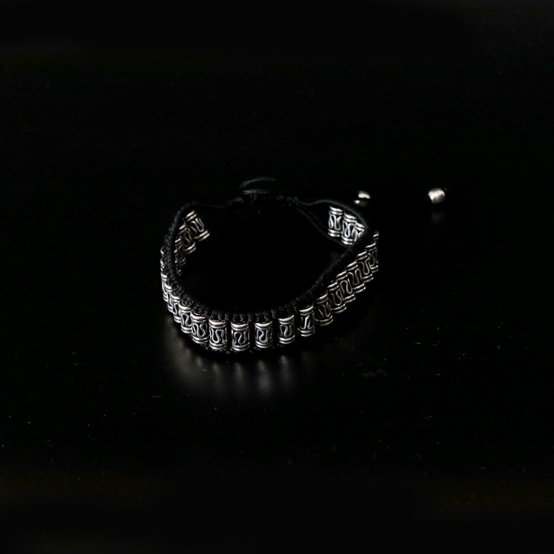Elegantes Armband – Handgearbeitet mit Silbermotiven und schwarzer Flechtung
