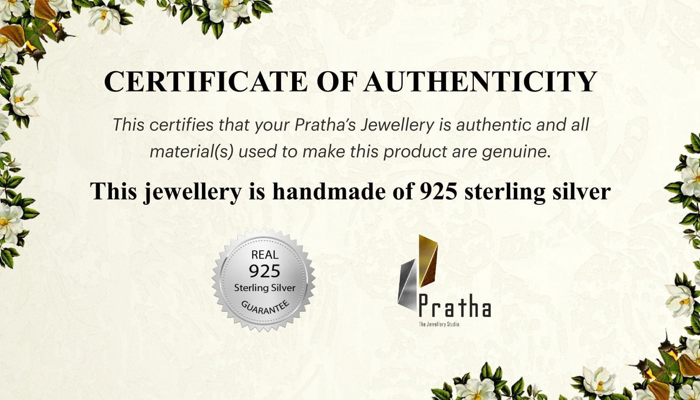 Silberarmreif mit gefassten schwarzen Steinen