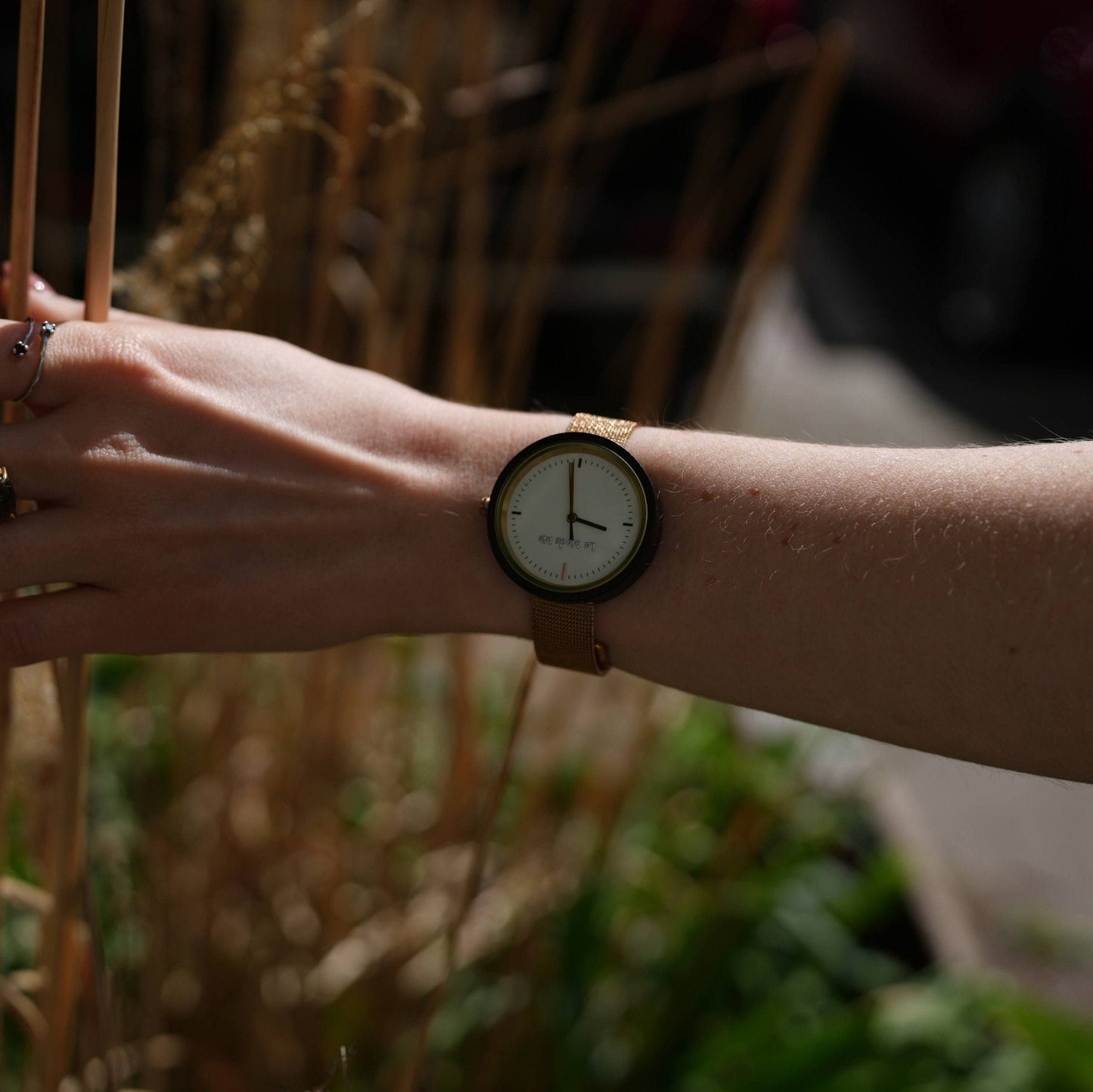 Lumin – Minimalistische runde Uhr aus karbonisiertem Bambus